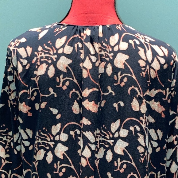 Tolani Dark Blue Silk Top Size Medium - Picture 6 of 13